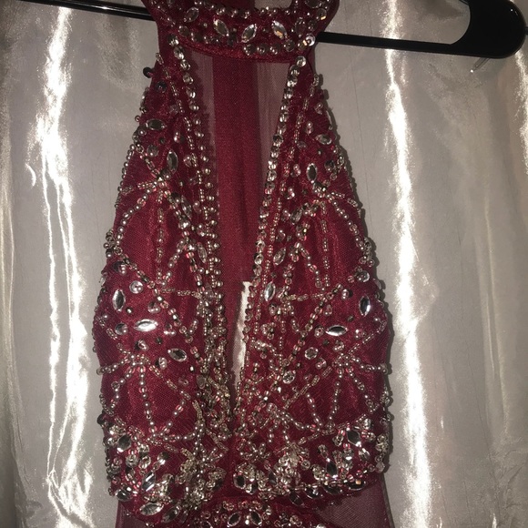 BEAUTIFUL MAROON PROM DRESS - Picture 4 of 8